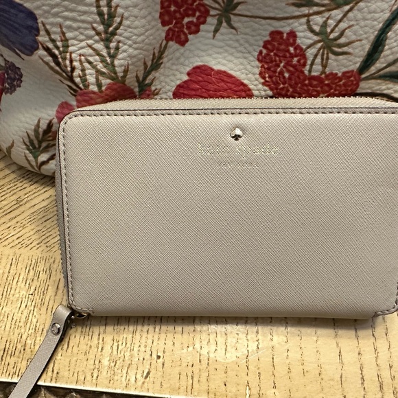 Kate Spade Kingston Drive Vivian Blossom bag and a cream wallet - Picture 3 of 16